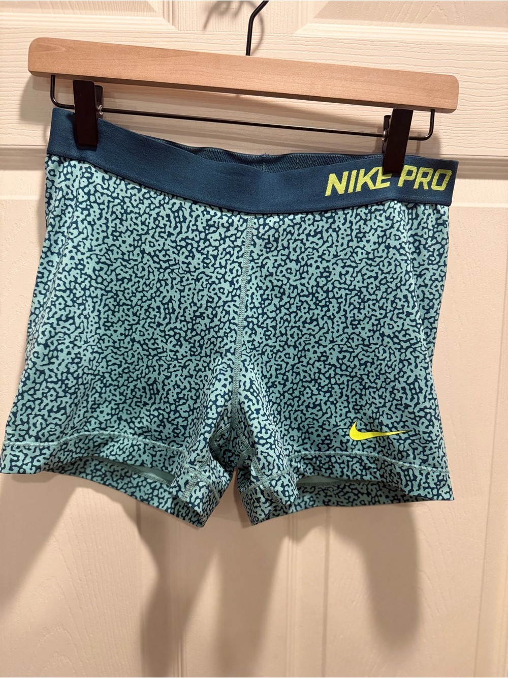 Nike Pro Women’s Compression Shorts Size L Blue Teal Print Athletic Gym - Picture 2 of 12
